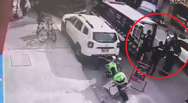 La rápida reacción de la Policía frustró un intento de extorsión, donde dos hombres intimidaban a comerciantes mediante una falsa amenaza paramilitar en Bogotá. Gracias a la denuncia ciudadana, el hecho no se concretó.