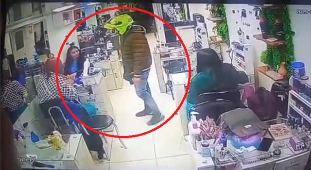 Una mujer fue ultimada a sangre fría en su lugar de trabajo. El feminicidio en Bogotá, cometido por un policía con antecedentes, dejó a un niño sin madre y a toda una comunidad exigiendo respuestas.