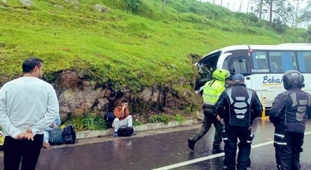 En la mañana de este martes, un grave accidente en la vía Bogotá–Girardot con un bus de servicio público dejó un saldo de una persona fallecida y diez heridos.