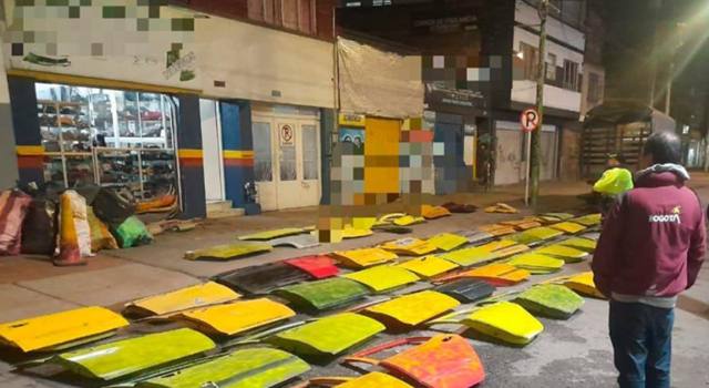 Puertas, espejos, radiadores y hasta bummpers robados fueron hallados en una intervención de la Policía. El operativo dejó al descubierto una red de autopartes hurtadas que operaba en el corazón del barrio Restrepo.