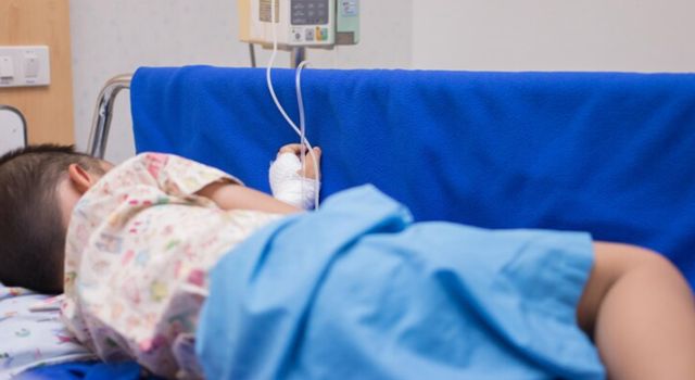 Una intoxicación de menores en Bogotá dejó dos fallecidos y dos personas en cuidados intensivos. Según las autoridades, los primeros análisis descartan que el incidente esté relacionado con alimentos.