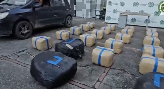 Una carga de marihuana en Bogotá fue descubierta por la Policía en un parqueadero de Suba. Los estupefacientes que sumaban 306 kilos, estaban ocultos en un vehículo particular.