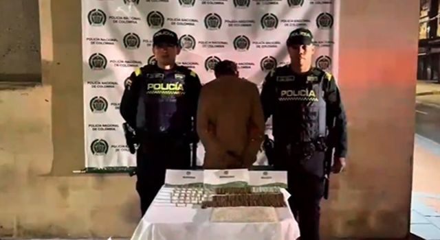 Lo que parecía un control de rutina en el barrio Santa Inés terminó exponiendo la peligrosa operación de una banda delincuencial en Bogotá. La intervención reveló armas, municiones y cientos de dosis de droga.