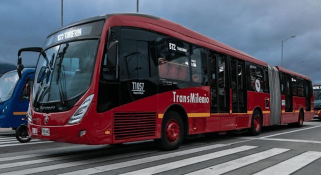 La Policía descubrió a una menor de 16 años transportando más de un kilo de marihuana en TransMilenio. La droga estaba empacada en bolsas herméticas dentro de su maleta.