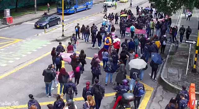 Miles de maestros marchan en Bogotá para exigir un sistema de salud digno. Desde temprano colapsaron la calle 26, denunciando demoras graves en atención médica y entrega de medicamentos.