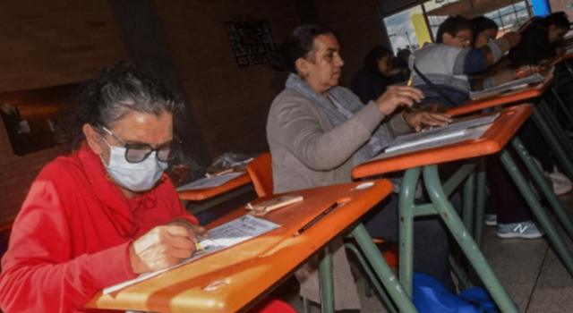 Veinte personas mayores retoman sus estudios en Bogotá con un programa adaptado a sus trayectorias de vida. Clases personalizadas, ciclos flexibles y un enfoque integral les permiten cumplir un sueño postergado.