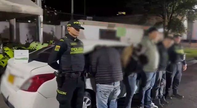 Lo que comenzó como un robo a plena luz del día desató una persecución en Bogotá que terminó con la captura de cuatro hombres señalados de romper y saquear un vehículo en el norte de la ciudad.