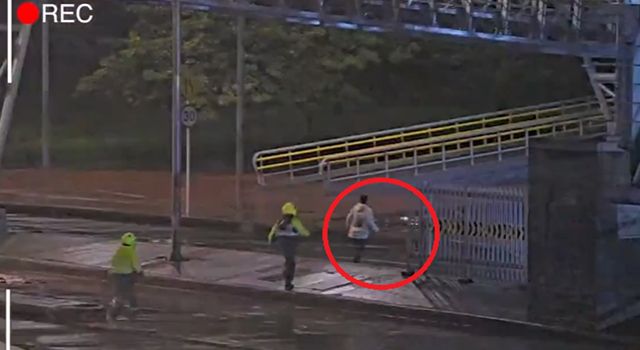 Intentó escapar a pie, saltó un puente peatonal e incluso trató de colarse en una estación de TransMilenio, pero tras una persecución en Puente Aranda, fue capturado gracias al seguimiento de las cámaras de seguridad.