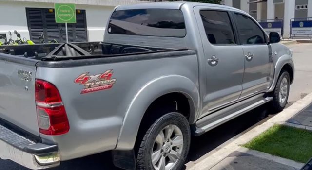 Dos hombres fueron capturados tras ser sorprendidos en un carro robado en Bogotá. Intentaron escapar al ver a la Policía, pero fueron interceptados gracias a un operativo de patrullaje que frustró su huida.