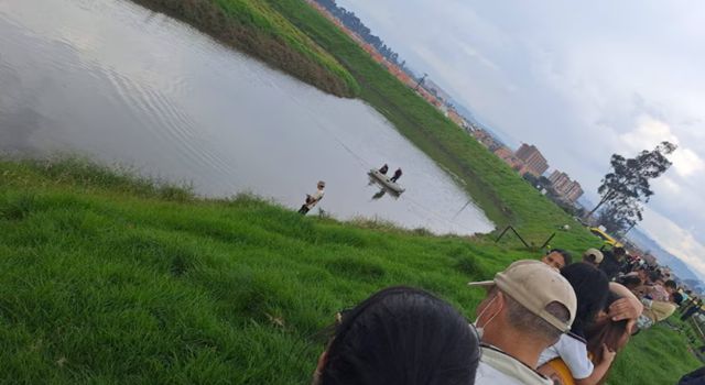 Una niña murió en el río Bogotá tras caer mientras jugaba con su hermana y otros niños del barrio Bilbao. La menor estaba sola en casa porque no tuvo clases ese día debido a la protesta de maestros en la ciudad.
