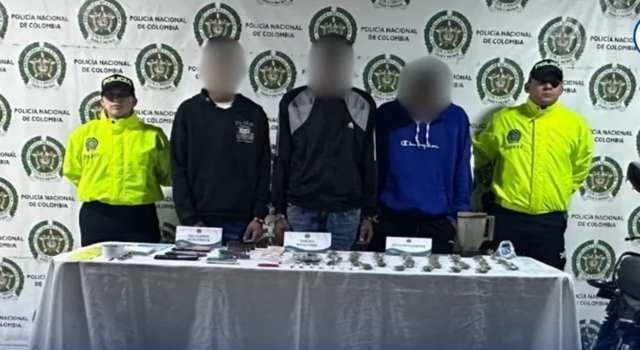 La incautación de drogas y motos robadas en Soacha dejó como resultado la captura de tres hombres, señalados de pertenecer a una red criminal. Las autoridades investigan si están ligados a más delitos en la región.