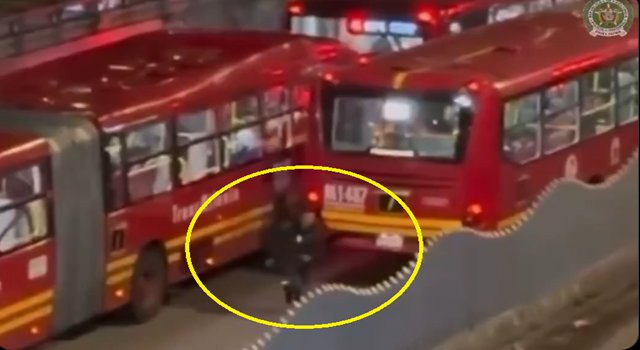Un robo en TransMilenio terminó con tres personas capturadas en la estación Caracas. La rápida reacción policial evitó que escaparan tras despojar a una mujer de su celular.