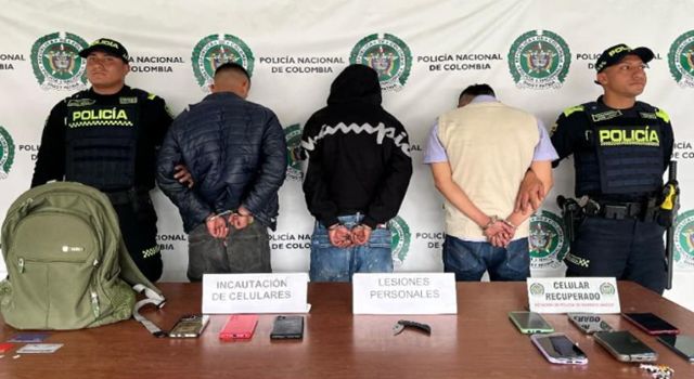El asalto en un SITP terminó con la captura de tres hombres en el centro de Bogotá. Gracias al rastreo de un celular robado, la Policía logró ubicarlos y recuperar varios objetos hurtados.