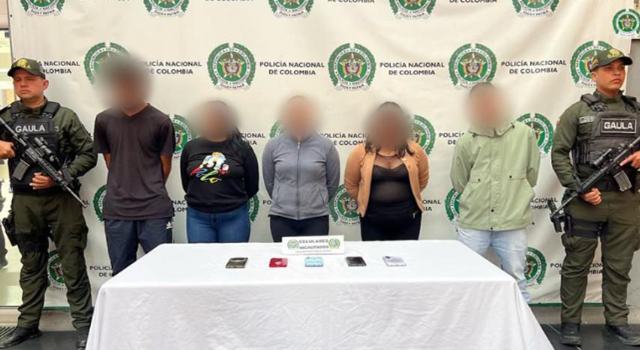 Cinco personas fueron judicializadas por su presunta participación en una red dedicada a estafar ciudadanos con falsas encomiendas. Los extorsionistas en Bogotá usaban redes sociales y llamadas para exigir millonarios pagos.