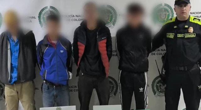 Cuatro personas fueron capturadas luego de una persecución en Kennedy, tras el intento de hurto de un vehículo. Durante el operativo, se incautaron armas de fuego y se inmovilizó el automóvil en el que intentaban huir.