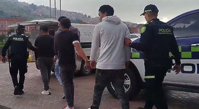 Un patrullaje rutinario terminó en una intensa persecución en Bogotá, luego de que cuatro hombres fueron sorprendidos tras cometer un robo armado en una tienda del barrio El Tesoro, en Ciudad Bolívar.