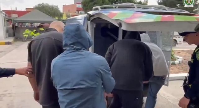 La Policía frustró un robo a una empresa de transportes en el sur de Bogotá, impidiendo que una banda armada lograra huir con dos cajas fuertes. El operativo dejó cinco capturados y varias armas incautadas.