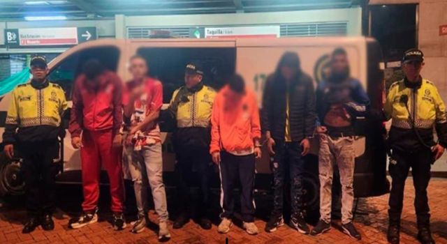 Cinco personas fueron capturadas tras participar en un intento de hurto en TransMilenio, ocurrido luego de un partido de fútbol. La rápida reacción de los ciudadanos y de la Policía evitó que escaparan.