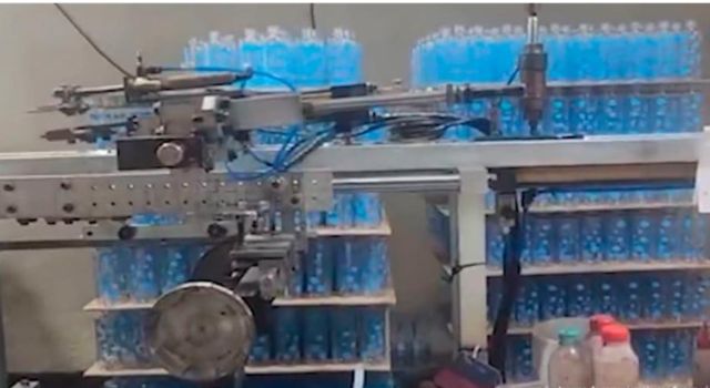 Cientos de perfumes falsos estaban listos para ser vendidos como originales en distintas zonas del país. La Fiscalía los descubrió ocultos en dos bodegas del occidente de Bogotá tras una minuciosa investigación.