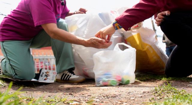 Dejar la basura en la calle sin respetar los horarios de recolección, arrojar escombros o muebles en el espacio público puede salir caro: las multas en Bogotá por estas conductas llegan al medio salario mínimo.