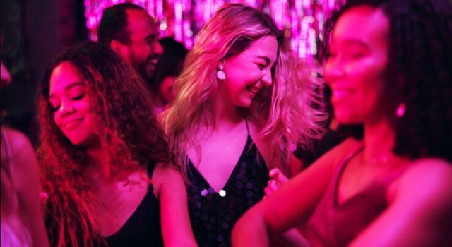 La Secretaría de Gobierno publicó un proyecto de decreto que extendería el horario nocturno en bares y discotecas. La medida busca atacar la rumba ilegal, mejorar la seguridad y reordenar el espacio nocturno.