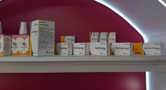 Una inspección sorpresa en una reconocida feria del norte de Bogotá encendió las alarmas de las autoridades sanitarias, tras detectarse irregularidades en medicamentos ofrecidos al público sin cumplir los requisitos legales.