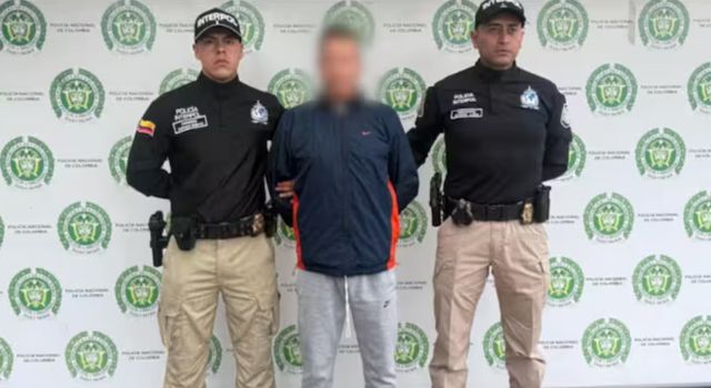 Un piloto colombiano desapareció del radar por años, mientras la justicia internacional lo buscaba por su papel en operaciones aéreas del narcotráfico. Fue hallado en Bogotá, oculto tras una identidad falsa.