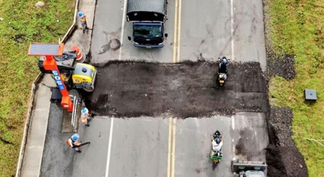 Tras el fuerte sismo del domingo, fue habilitado el paso a un carril en una importante vía de Cundinamarca. La medida aplica bajo estrictas condiciones mientras se inspeccionan daños en puentes y tramos críticos.