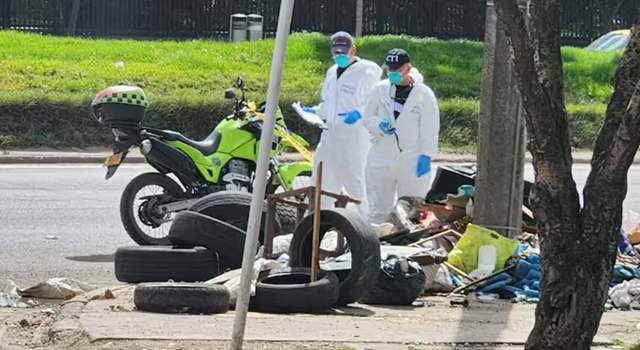 Un reciclador encontró un cuerpo entre escombros abandonados en un parque de Bogotá. El cadáver, cubierto con muebles viejos y desechos, habría sido dejado en plena zona verde a plena luz del día.
