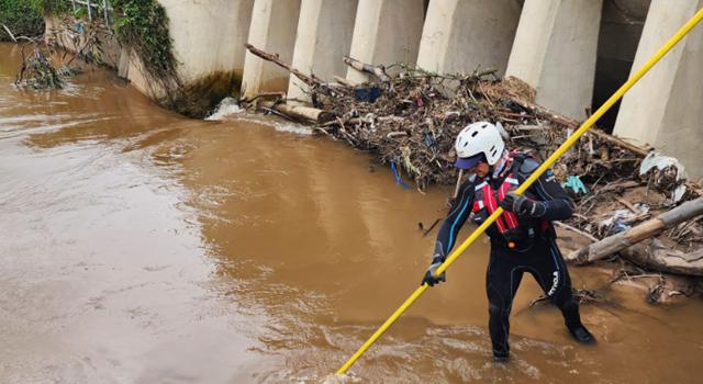 La menor fue arrastrada por la corriente cuando jugaba con sus primos. Su familia, bomberos y organismos de socorro recorren la quebrada en Bogotá con la esperanza de encontrarla con vida.