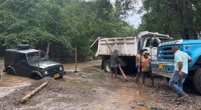 Una intervención de la CAR reveló una operación minera ilegal que usaba retroexcavadoras junto a una quebrada de Cundinamarca. La actividad superaba los límites permitidos y ponía en riesgo una fuente hídrica.