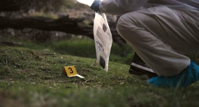 Un nuevo presunto homicidio en Bogotá tiene en alerta a las autoridades. El cuerpo fue encontrado en una zona residencial del sur de la ciudad, envuelto en lonas y con signos de violencia.