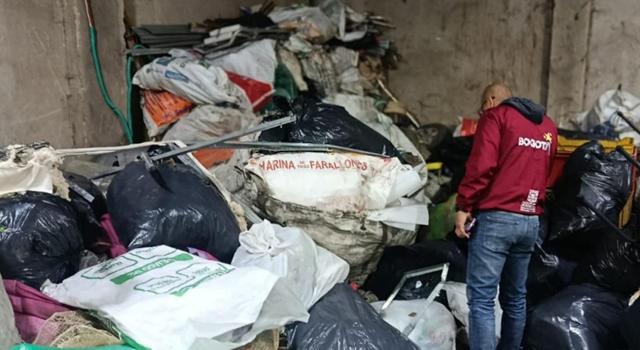 Una inspección sorpresa dejó al descubierto un centro clandestino con miles de botellas y tapas vacías, presuntamente destinadas a la producción y venta de licor adulterado en Bogotá