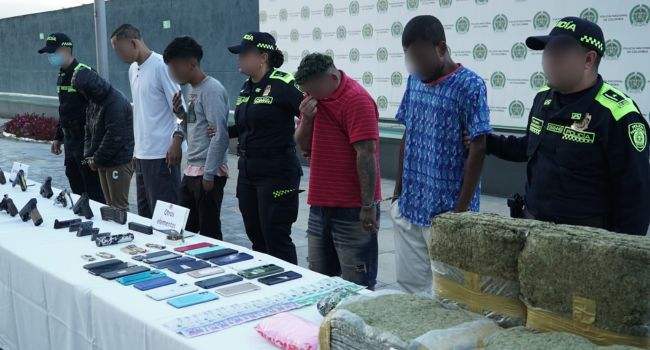 En un operativo contra el microtráfico en Bogotá, la Policía capturó a 11 personas, entre ellas alias ‘El Tío’, quien escondía estupefacientes y fusiles bajo tierra para evadir a las autoridades.