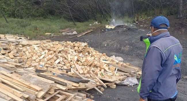 Las quemas ilegales no dan tregua en Soacha. En un nuevo operativo, la CAR sorprendió a cuatro personas que producían carbón vegetal a cielo abierto en la vereda La Chacua.
