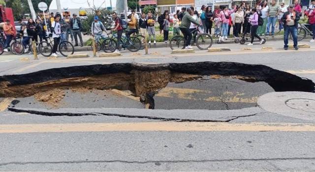 VIDEO | Hasta un mes tardarían reparaciones del hueco que se abrió en una vía de Suba