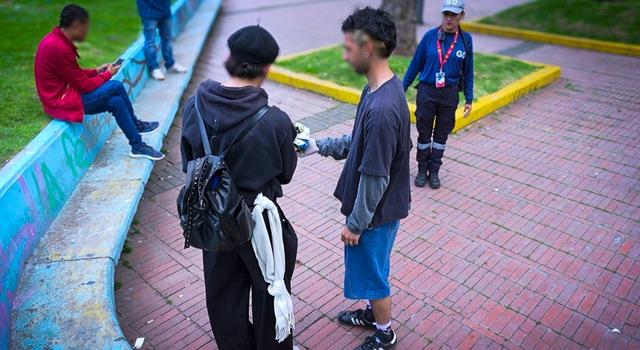Los sorprendieron consumiendo y terminaron limpiando un parque en el centro de Bogotá