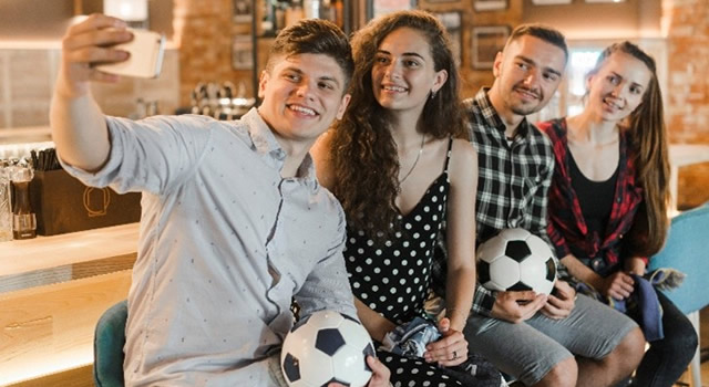 Firma gratuita de autógrafos con deportistas colombianos en el centro comercial Portal de la 80