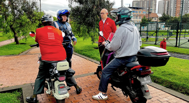 Motociclistas: no se suban al andén porque los sancionan, estas son las zonas de más operativos