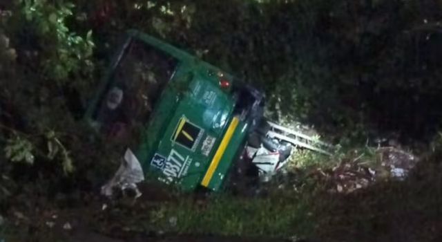 En este hecho que preocupó a los capitalinos también se vieron implicados, además del bus alimentador de Transmilenio, un taxi y una camioneta particular.