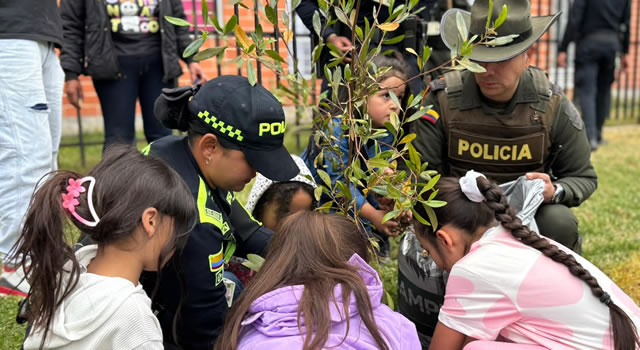 Niños de Soacha y Policía lideraron jornada ambiental y pedagógica con siembra de árboles