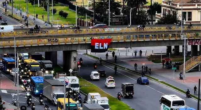 Bandera del ELN apareció en un puente de Bogotá antes de la posesión presidencial: esto dijo la Policía